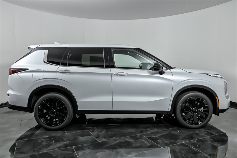 New 2026 Mitsubishi Outlander LE FWD image 9