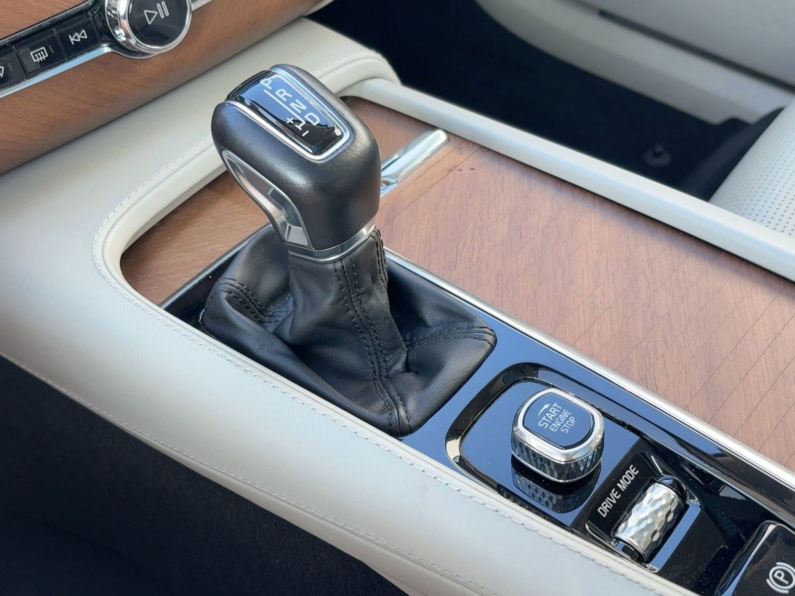 Used 2020 Volvo XC90 T6 Inscription w/ Protection Package image 18