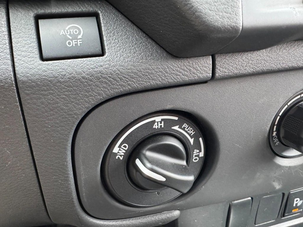 Used 2025 Nissan Frontier SV image 21