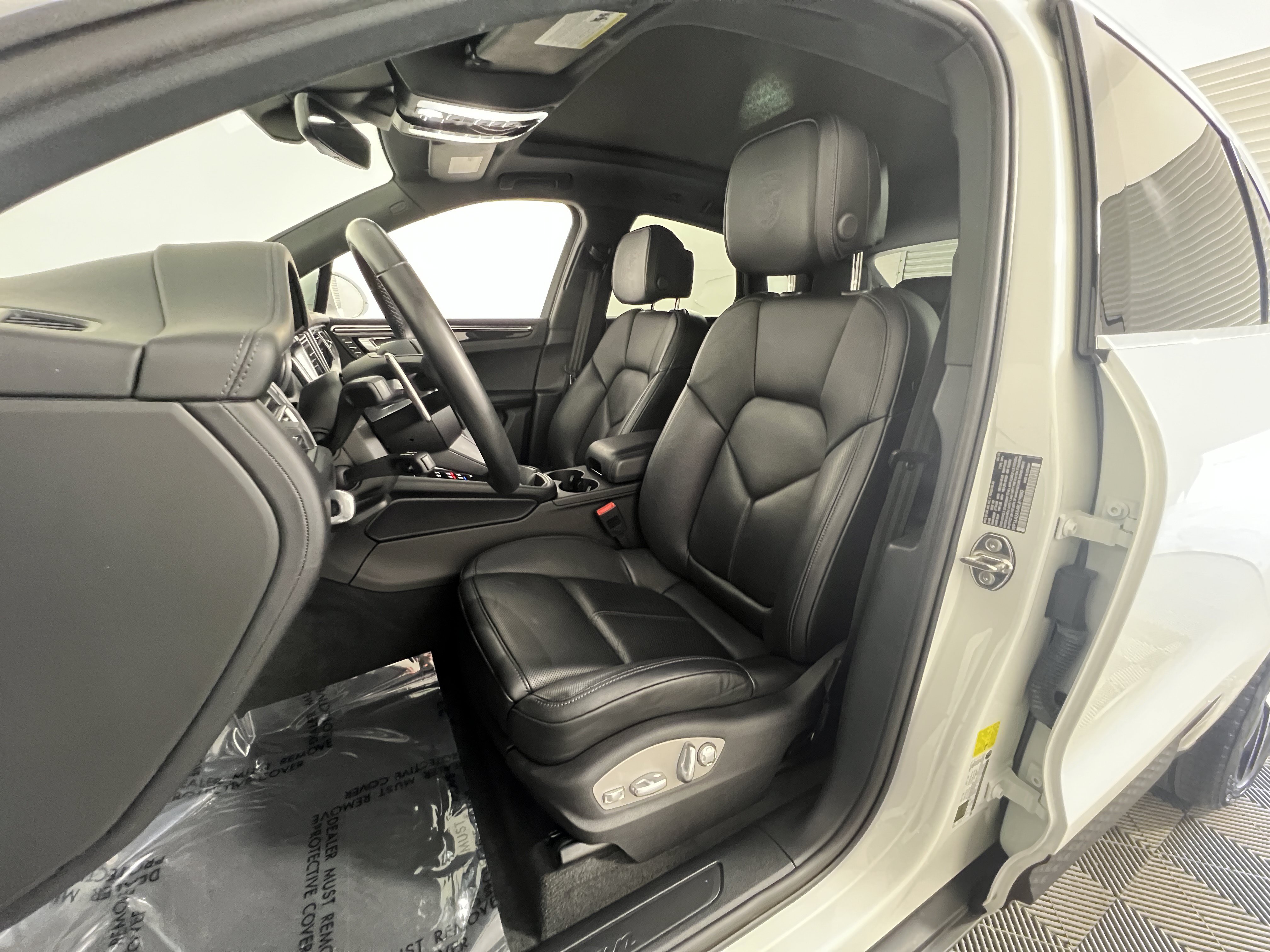 Certified 2024 Porsche Macan AWD/4WD image 5