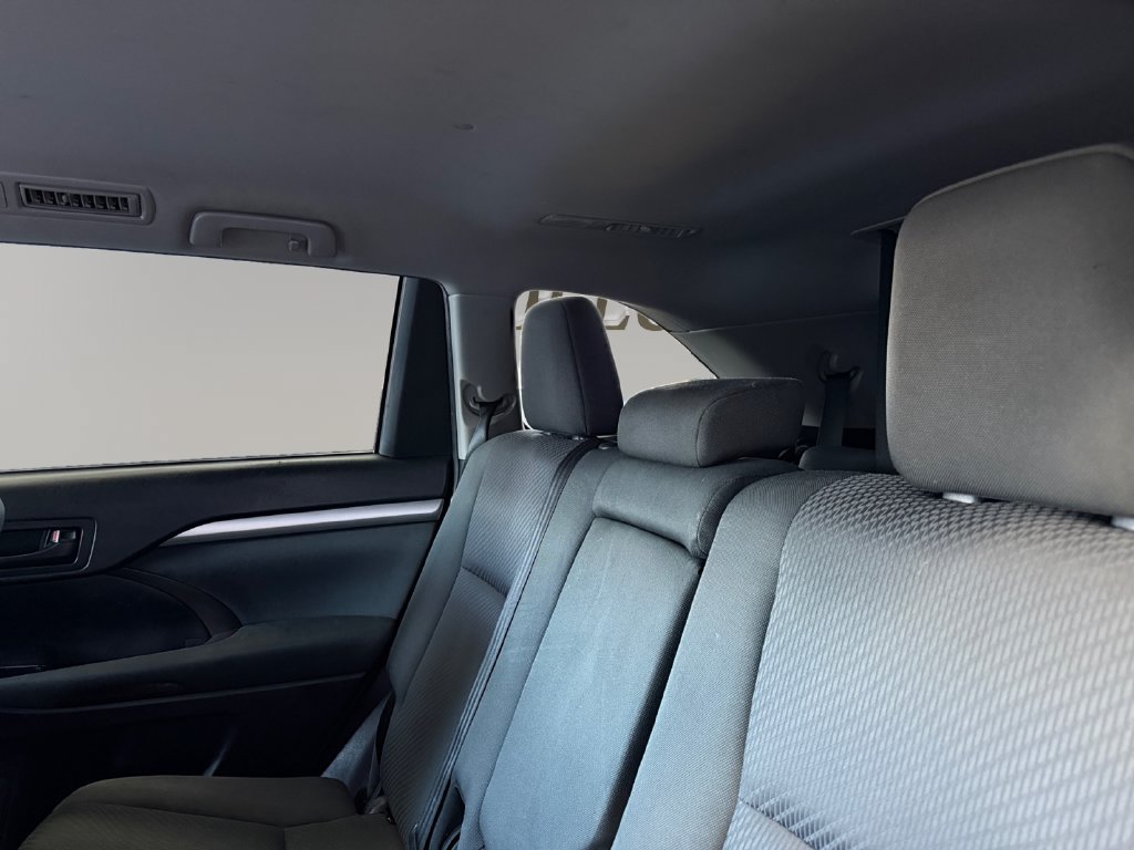 Used 2019 Toyota Highlander LE FWD image 13