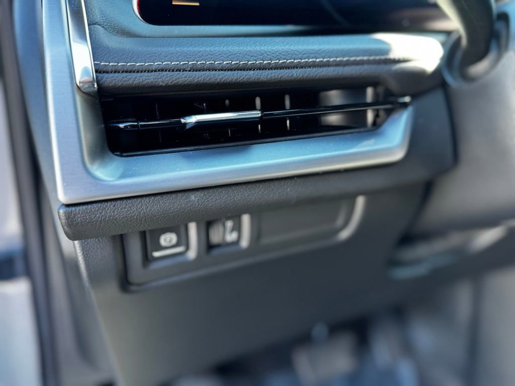 Used 2025 Cadillac XT4 Premium Luxury image 16