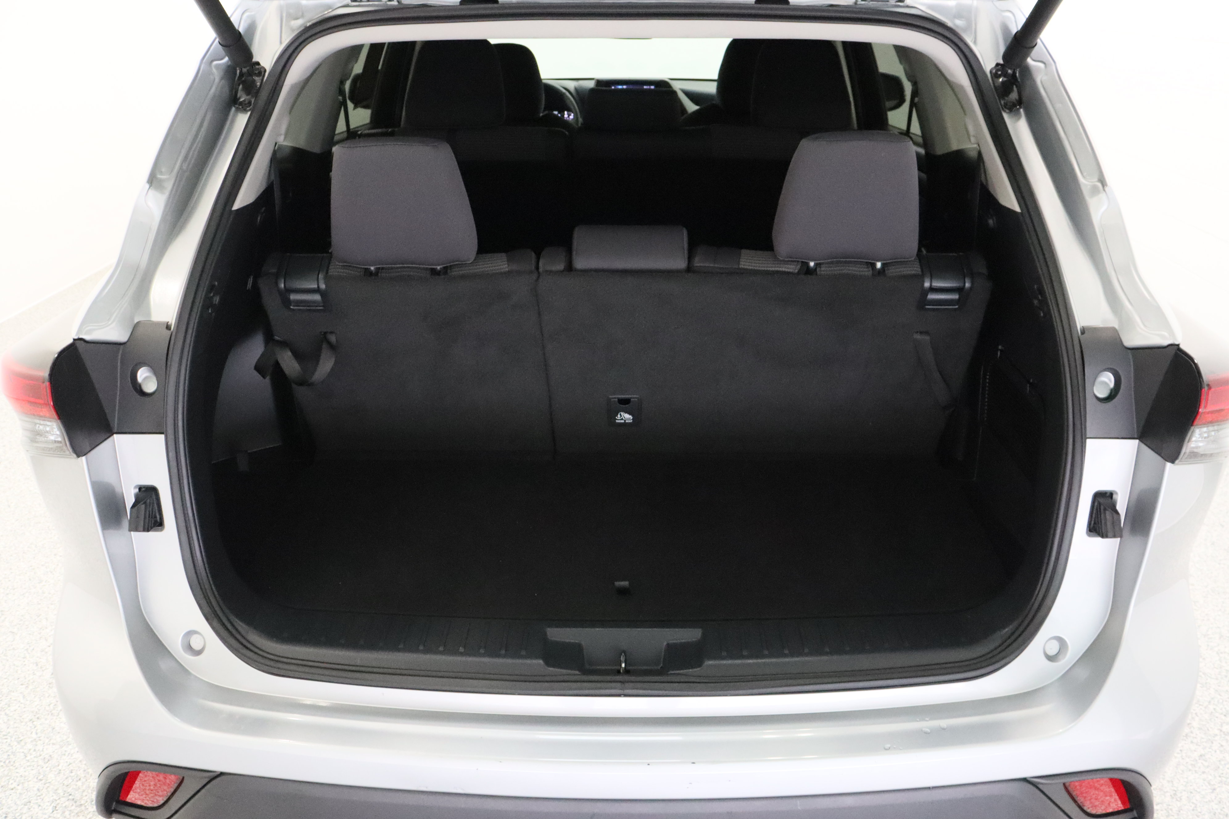 Certified 2025 Toyota Highlander LE FWD image 33