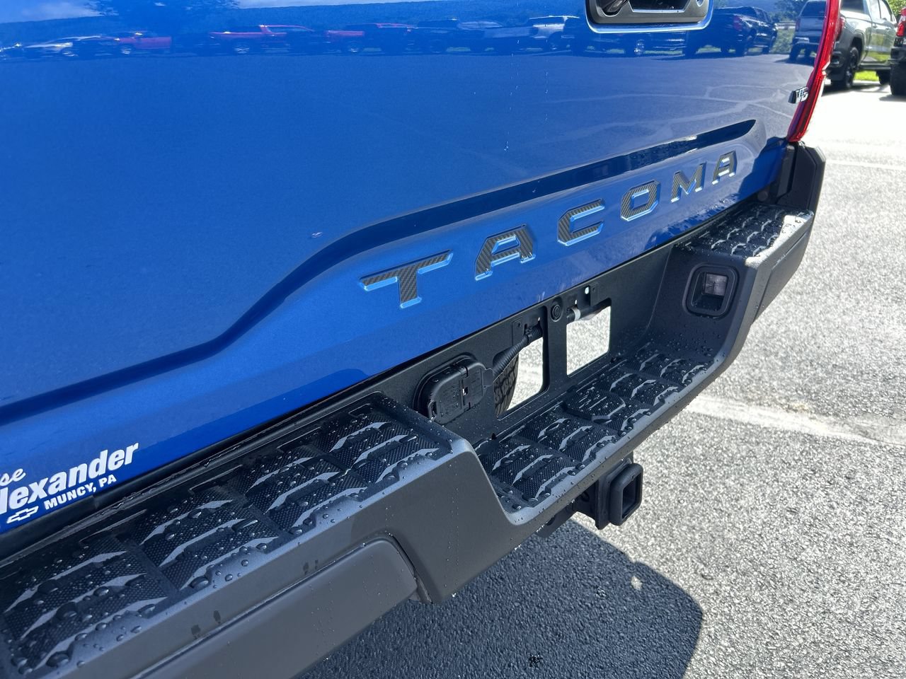 Used 2018 Toyota Tacoma TRD Off-Road w/ Exterior Package AWD/4WD image 11