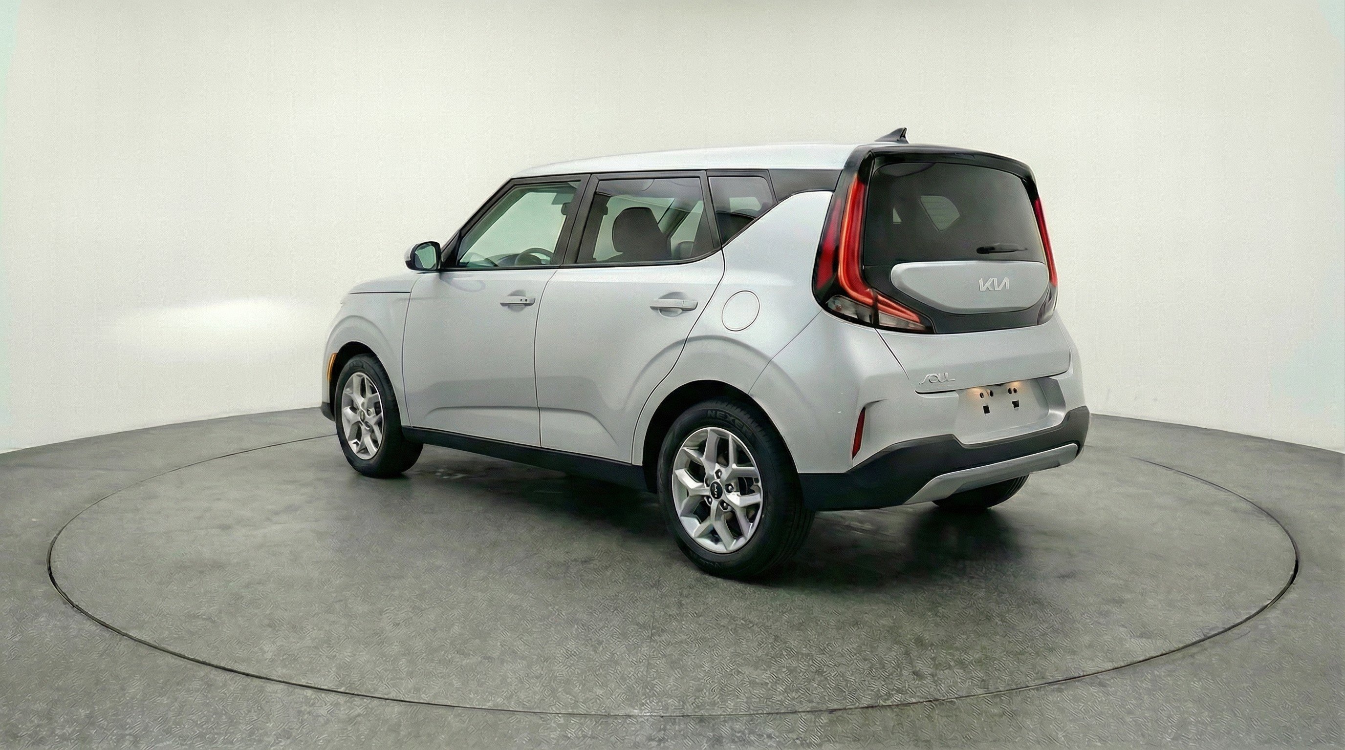 Used 2025 Kia Soul LX w/ LX Technology Package FWD image 6