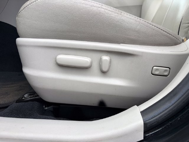 Used 2011 Toyota Venza AWD w/ Comfort Pkg image 3