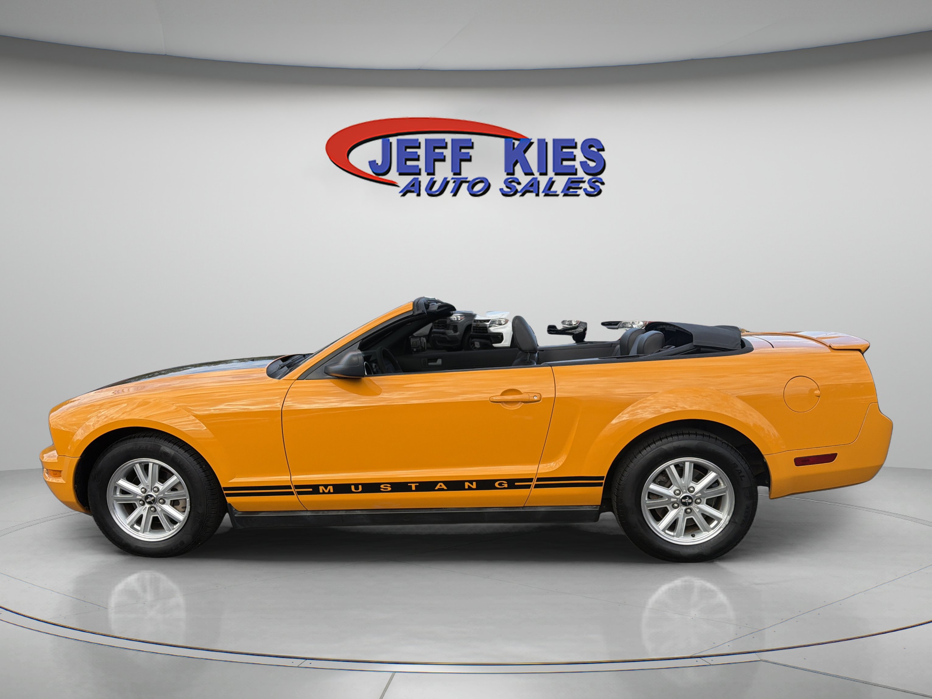 Used 2008 Ford Mustang Convertible RWD image 8