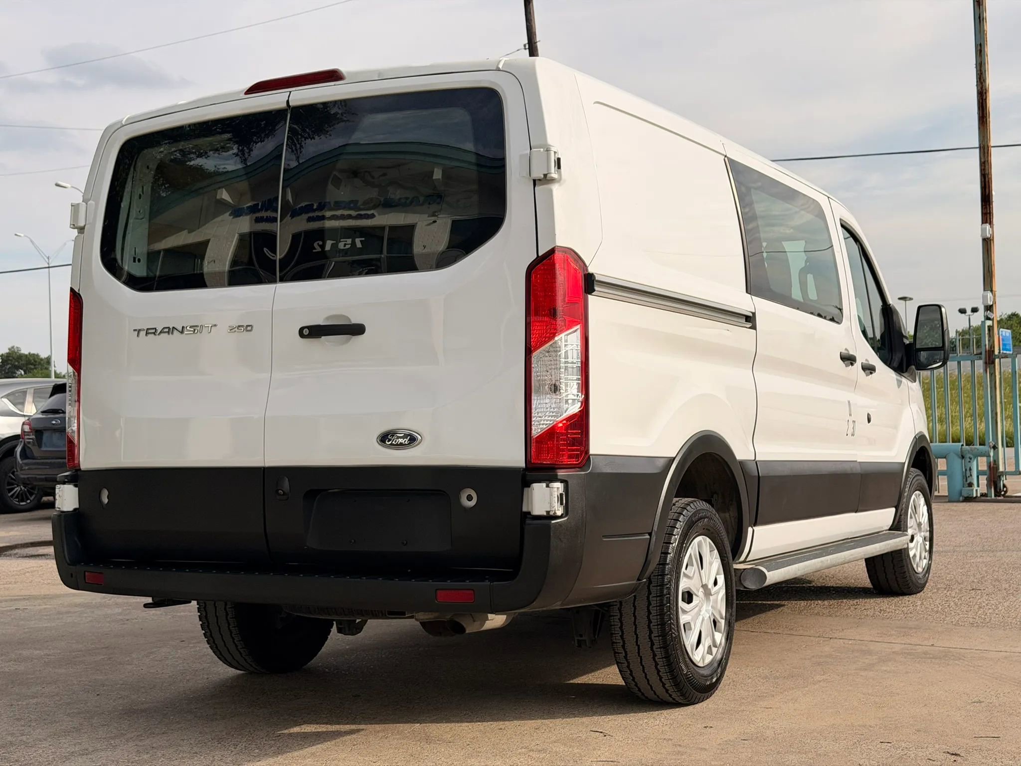 Used 2019 Ford Transit 250 130 Low Roof w/ Exterior Upgrade Package RWD image 3