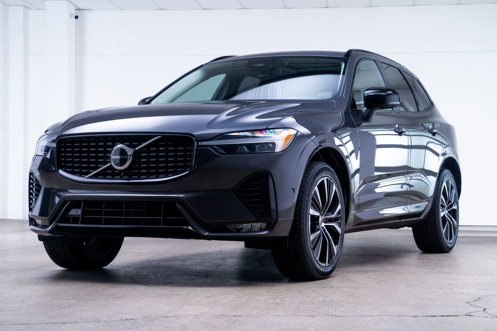 Used 2025 Volvo XC60 B5 Plus AWD/4WD image 3