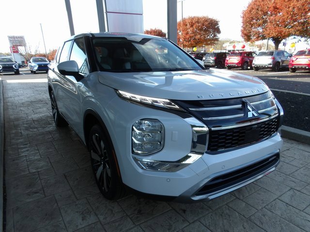 New 2025 Mitsubishi Outlander SE image 3