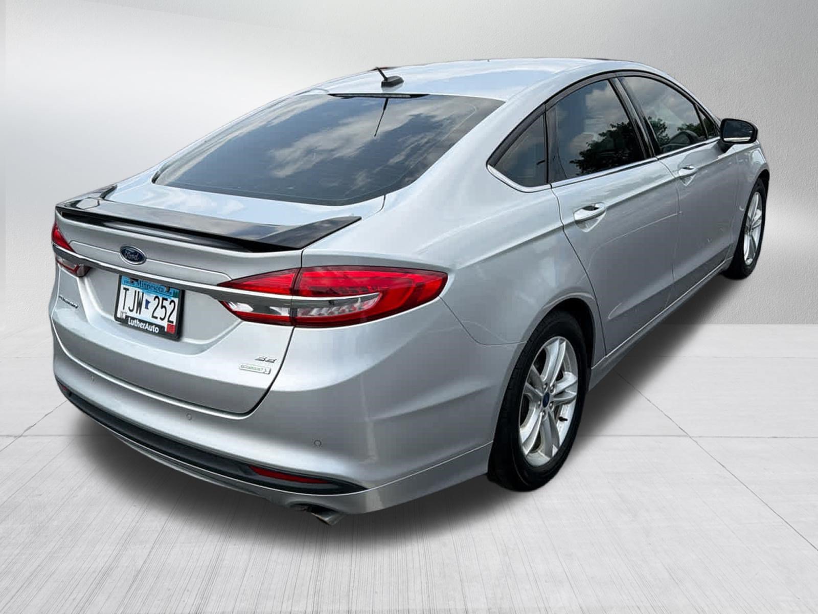 Used 2018 Ford Fusion SE w/ Fusion SE Technology Package FWD image 11