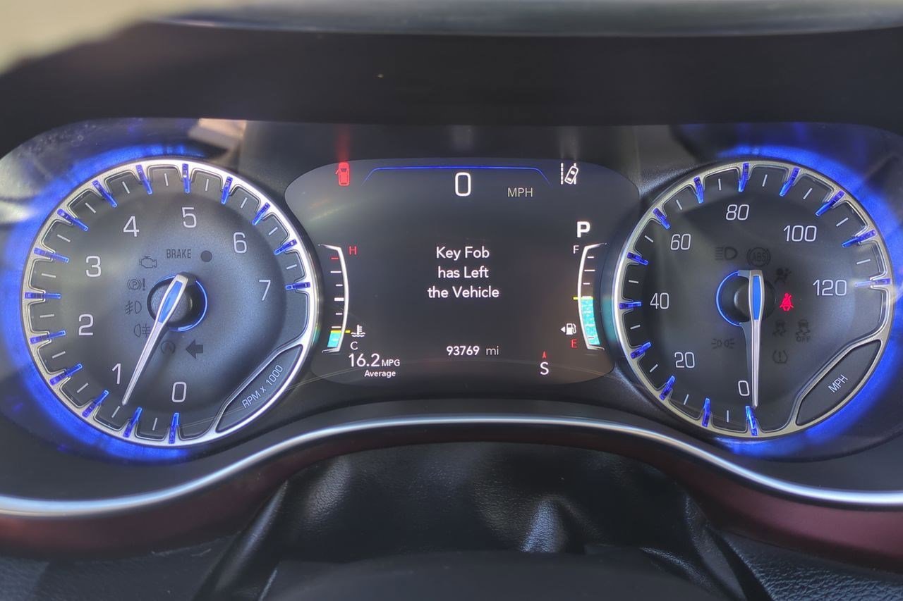 Used 2020 Chrysler Pacifica Limited w/ Tire & Wheel Group image 14