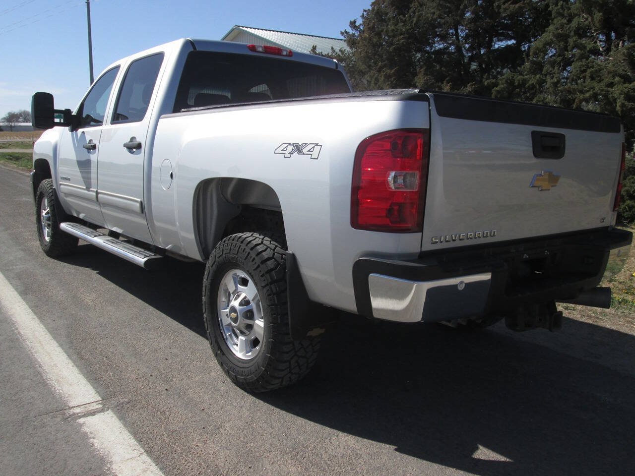Used 2011 Chevrolet Silverado 2500 LT w/ Interior Plus Package AWD/4WD image 8