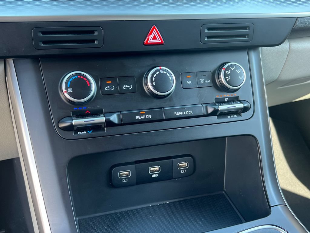 Used 2024 Kia Carnival LX FWD image 33