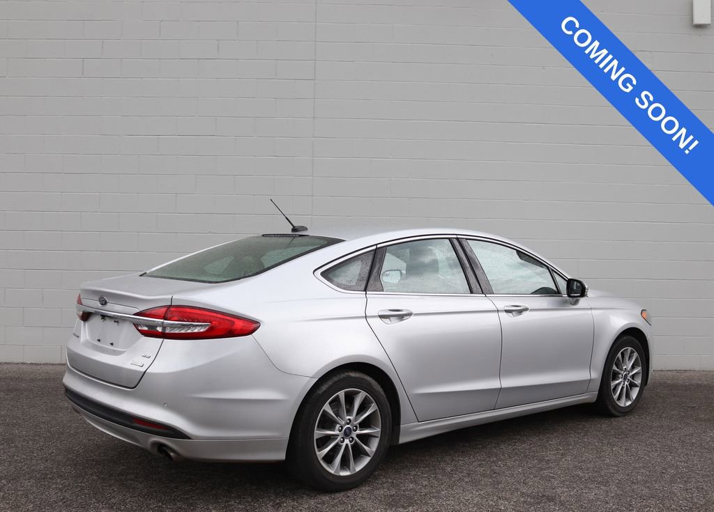 Used 2017 Ford Fusion SE w/ Fusion SE Technology Package FWD image 2