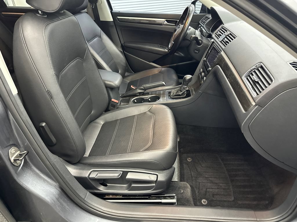 Used 2018 Volkswagen Passat 2.0T SE FWD image 14