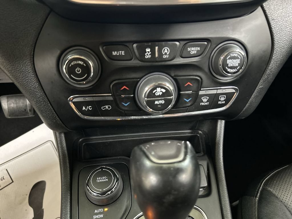 Certified 2022 Jeep Cherokee Limited w/ Elite Package AWD/4WD image 17