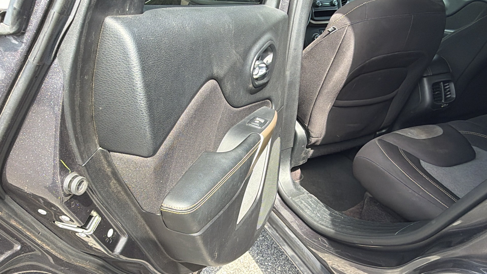 Used 2018 Jeep Cherokee Latitude w/ Altitude Package FWD image 22