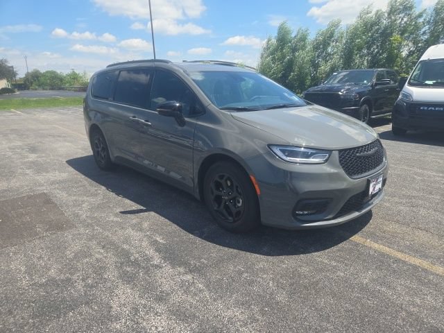 Used 2024 Chrysler Pacifica Premium FWD image 2