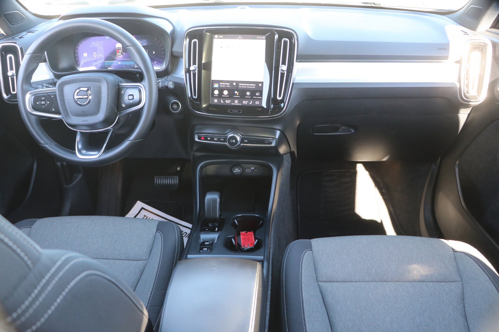 Used 2024 Volvo XC40 B5 Core image 16