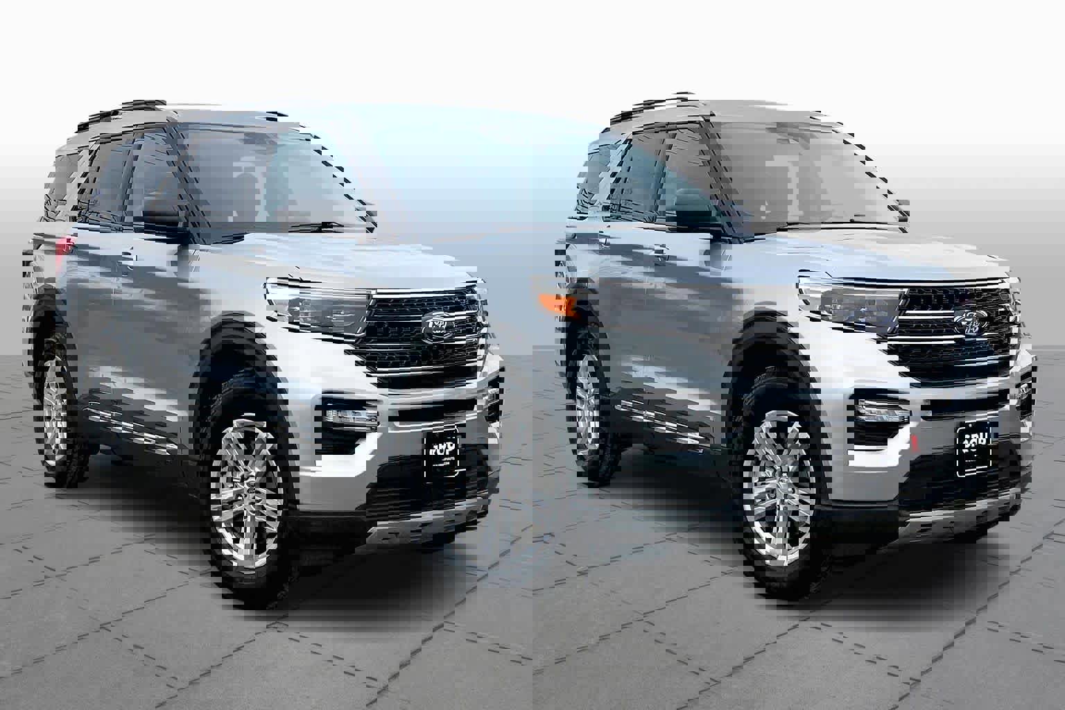 Used 2024 Ford Explorer XLT w/ Equipment Group 202A image 3