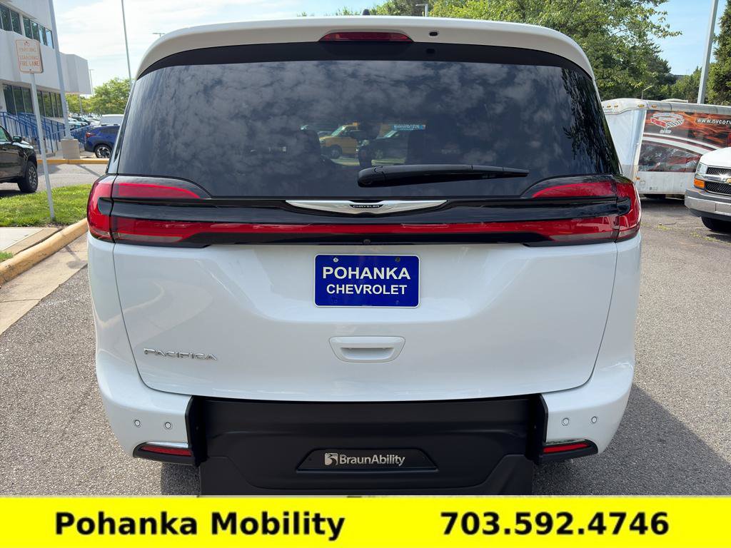 Used 2024 Chrysler Pacifica Touring-L FWD image 8