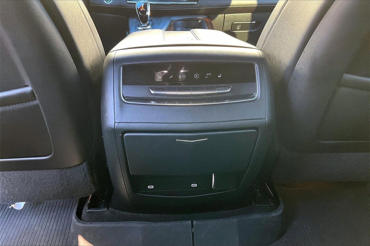 Used 2022 Cadillac Escalade Luxury image 16