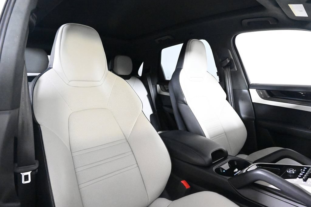 Certified 2025 Porsche Cayenne GTS AWD/4WD image 18