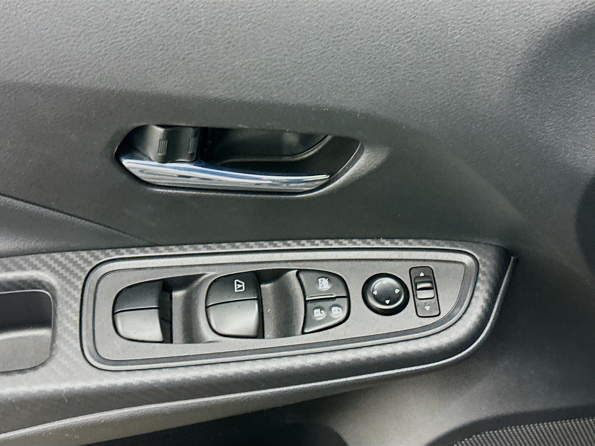 Used 2025 Nissan Versa SV FWD image 15