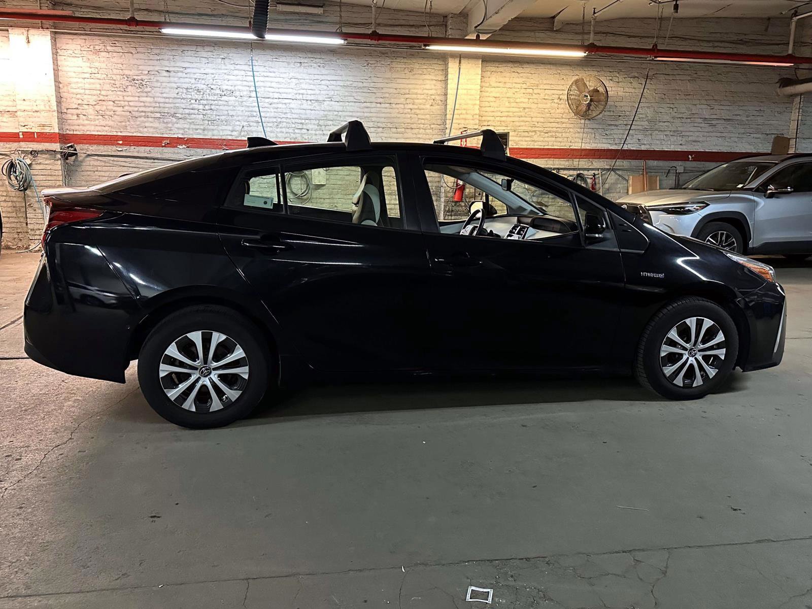 Used 2021 Toyota Prius XLE image 6