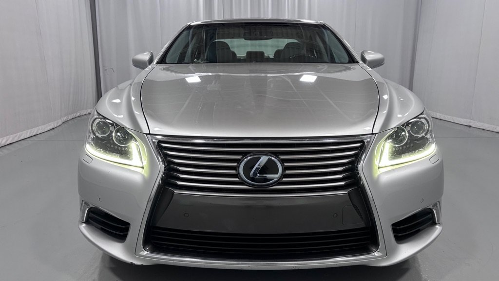 Used 2017 Lexus LS 460 w/ Comfort Package RWD image 2