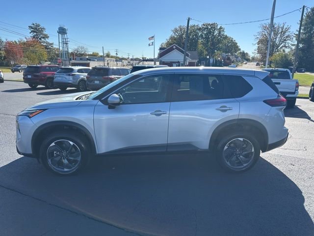 Used 2024 Nissan Rogue SV image 2