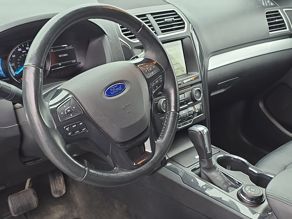 Used 2017 Ford Explorer XLT w/ Equipment Group 202A AWD/4WD image 18
