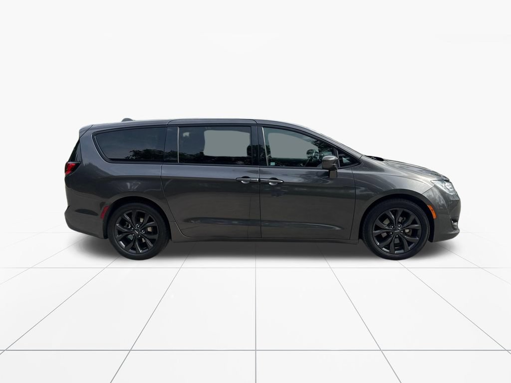 Used 2019 Chrysler Pacifica Touring Plus w/ S Appearance Package FWD image 9