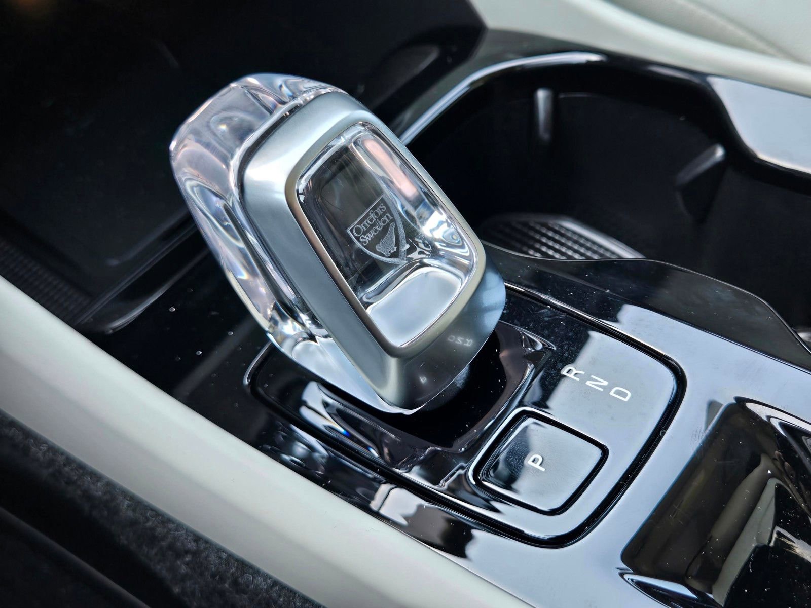 Certified 2025 Volvo XC40 B5 Plus image 17