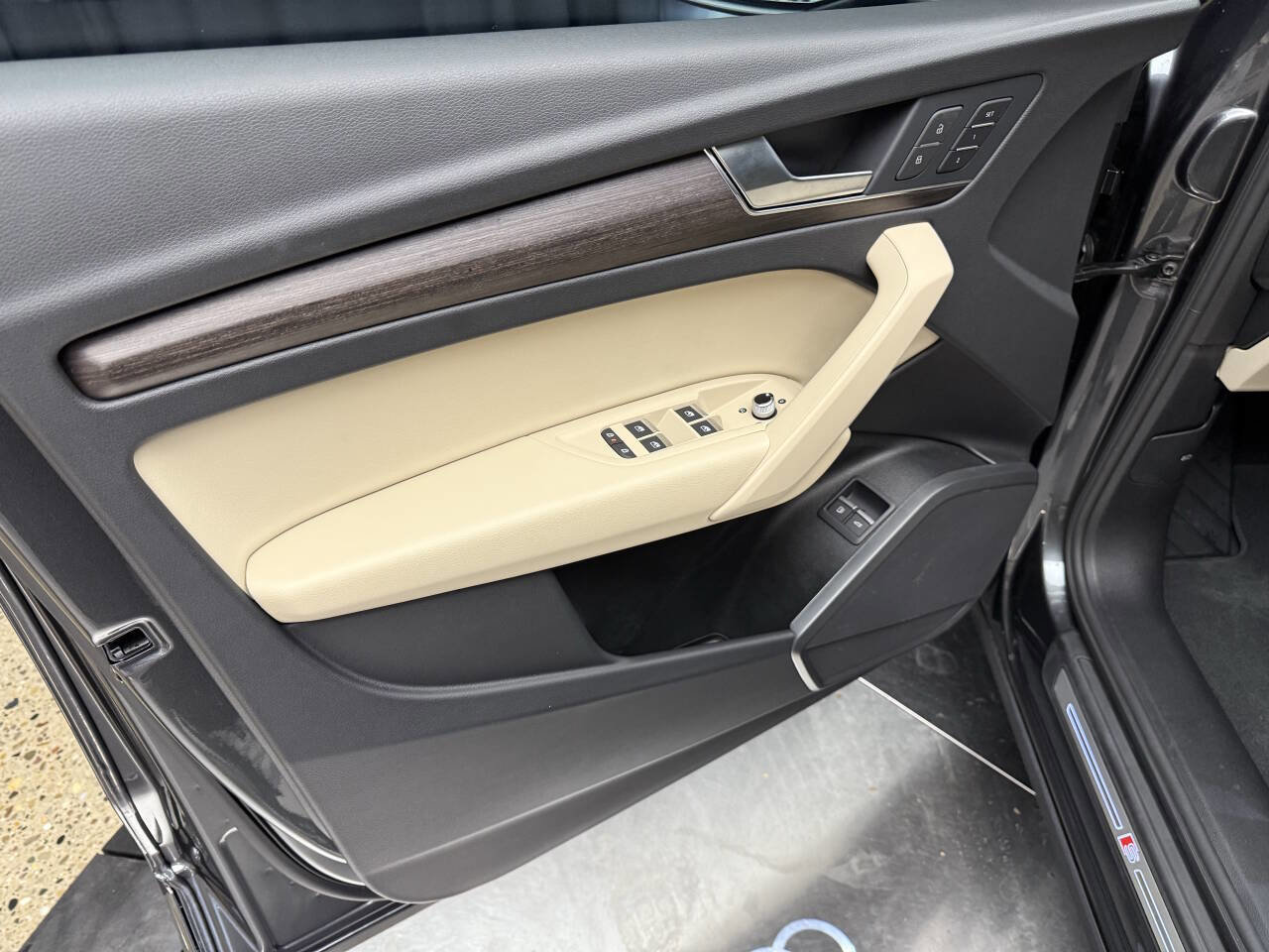 Used 2024 Audi Q5 e Premium w/ Convenience Package image 18