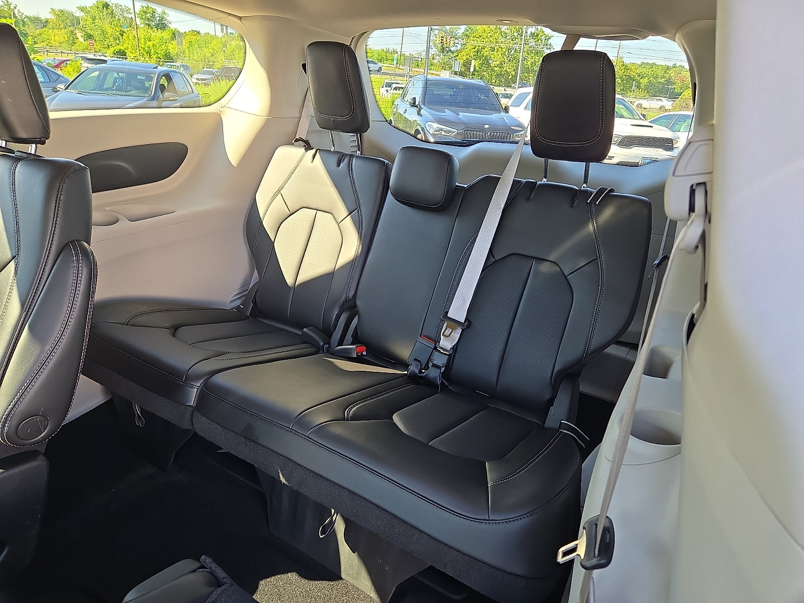 Used 2023 Chrysler Pacifica Touring-L AWD/4WD image 11