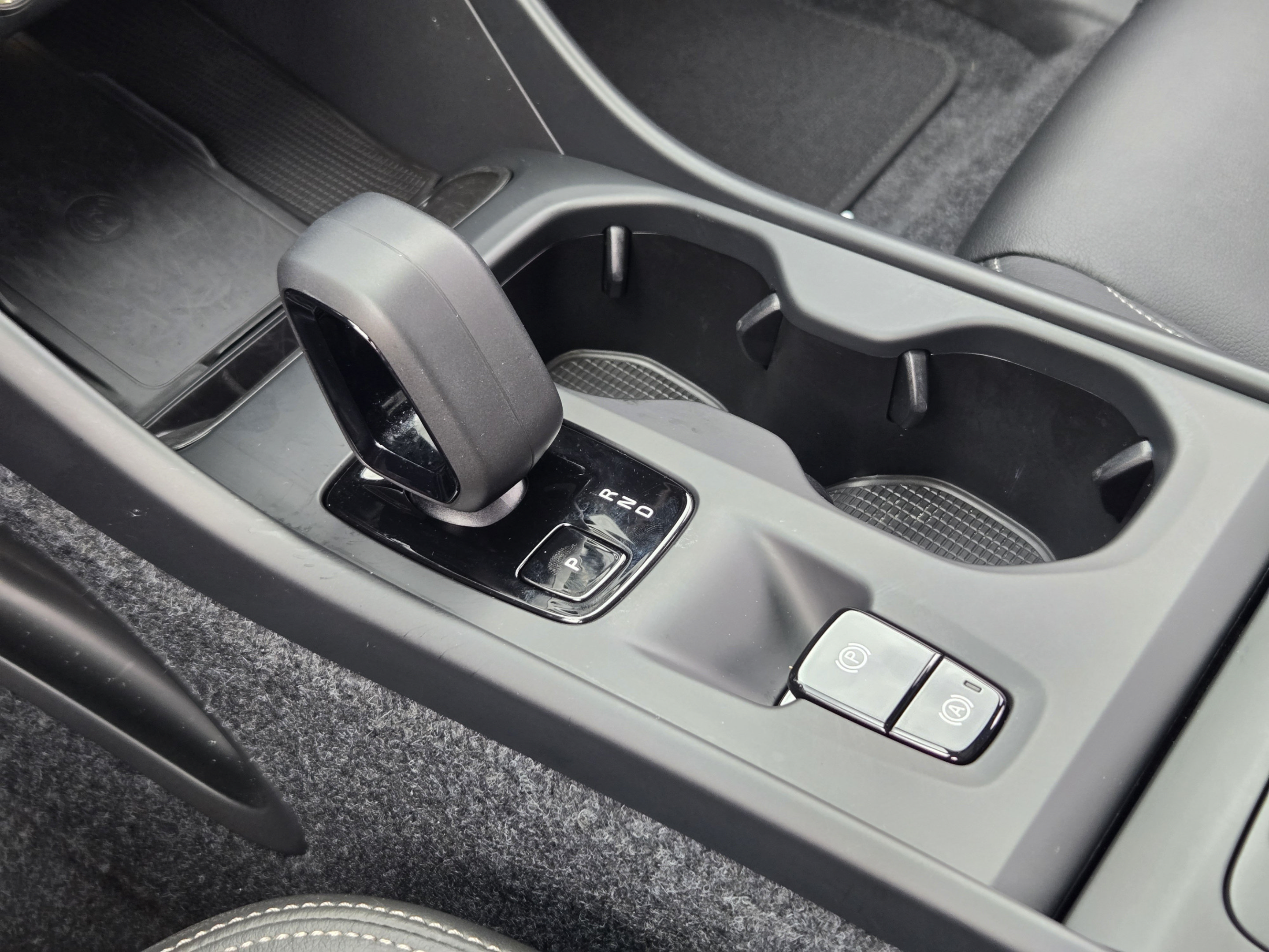 Certified 2026 Volvo XC40 B4 Core w/ Climate Package FWD image 18