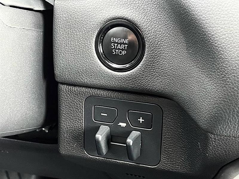 Used 2025 Toyota Tundra Limited AWD/4WD image 32