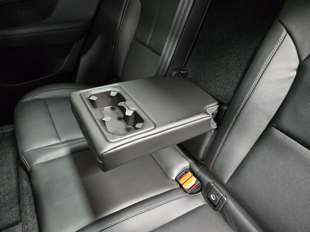 Used 2019 Volvo XC40 T5 Momentum image 34