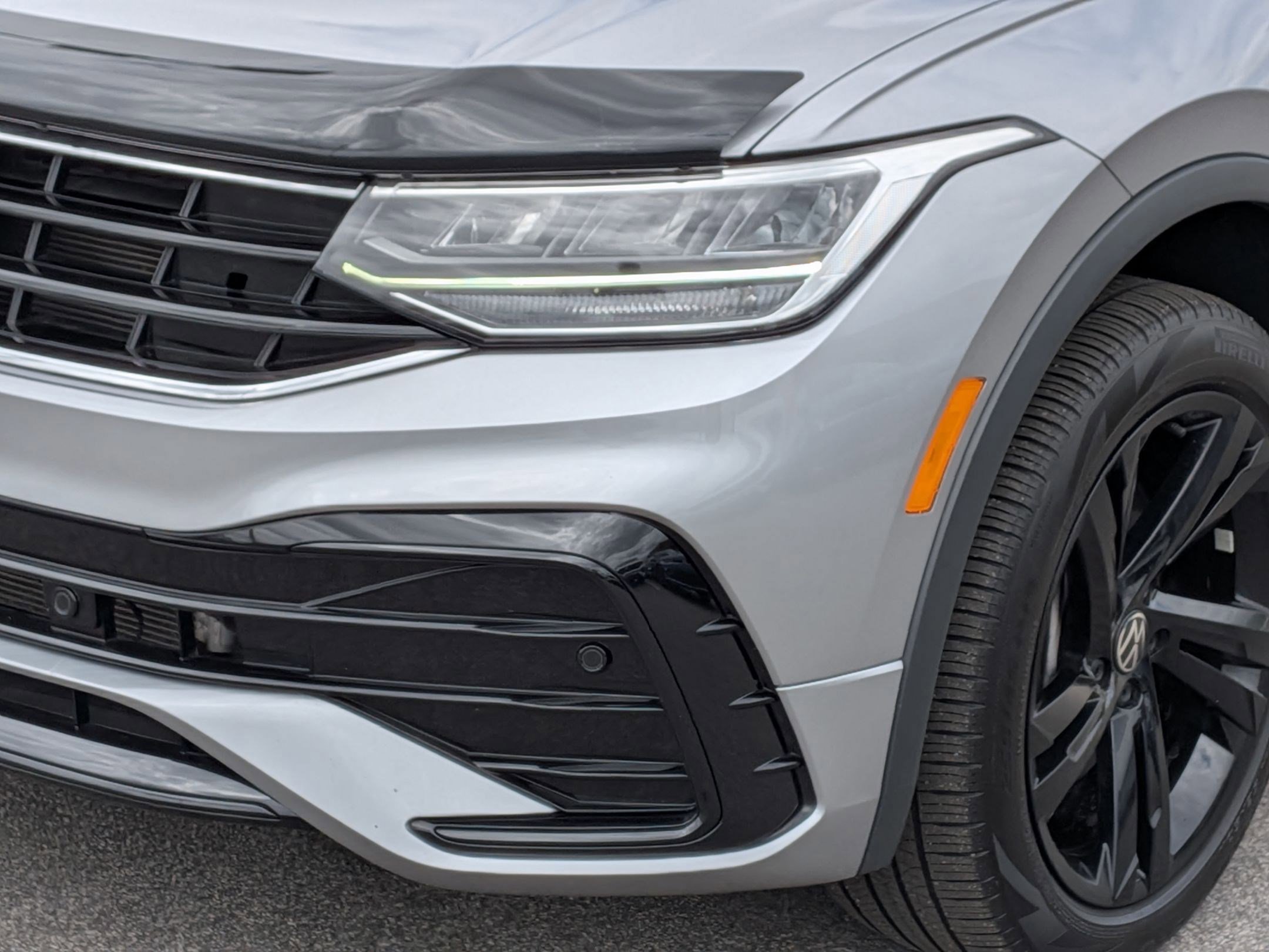 Used 2024 Volkswagen Tiguan SE R-Line image 9