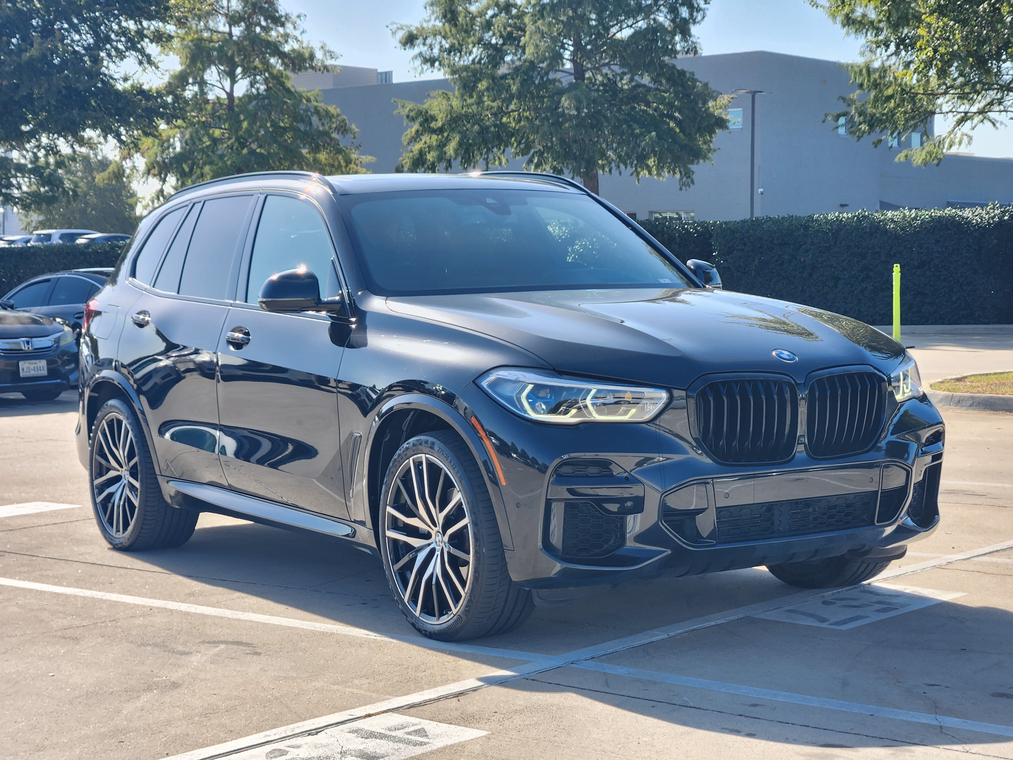 Used 2022 BMW X5 xDrive40i w/ M Sport Package AWD/4WD image 2