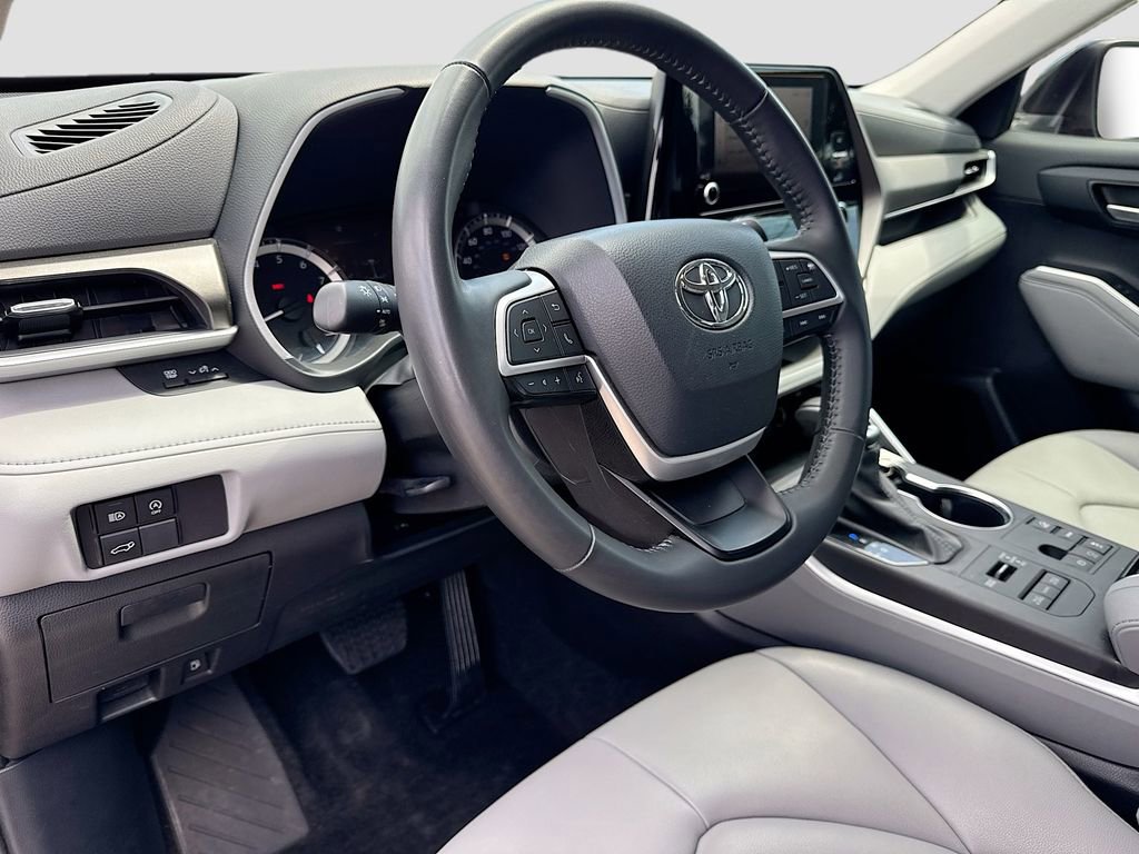 Used 2024 Toyota Highlander XLE AWD/4WD image 10