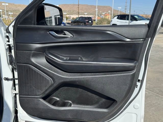 Used 2023 Jeep Grand Cherokee L Laredo image 31