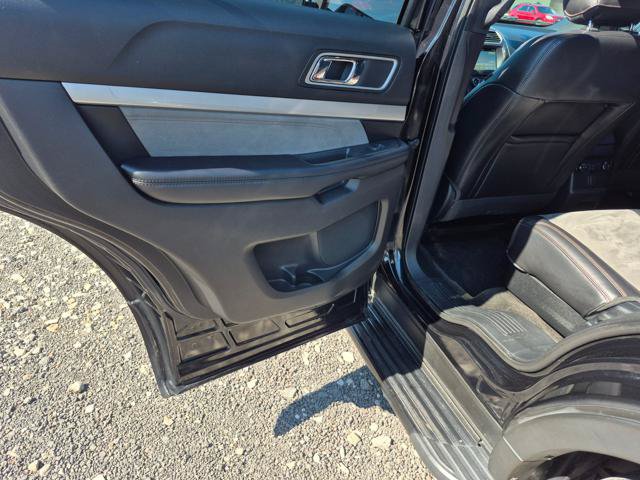Used 2017 Ford Explorer XLT w/ XLT Appearance Package AWD/4WD image 8