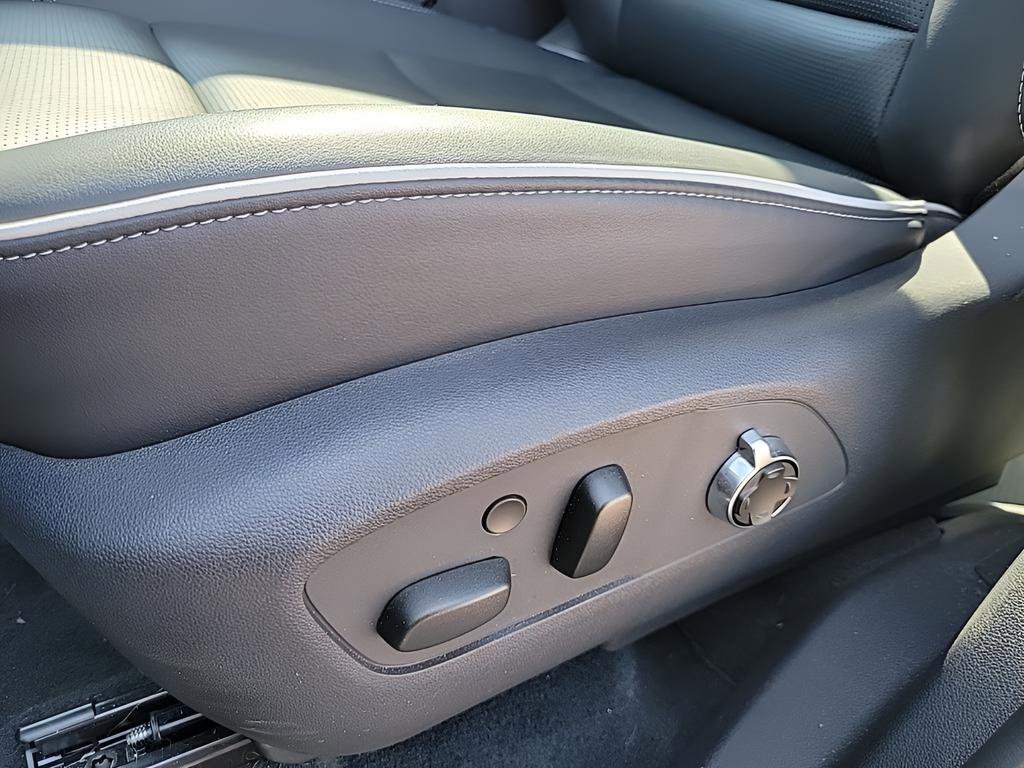 Used 2025 Buick Enclave Avenir image 21