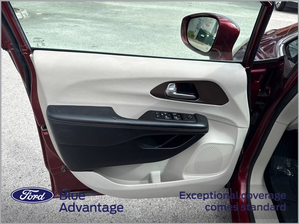 Used 2018 Chrysler Pacifica Touring-L image 12