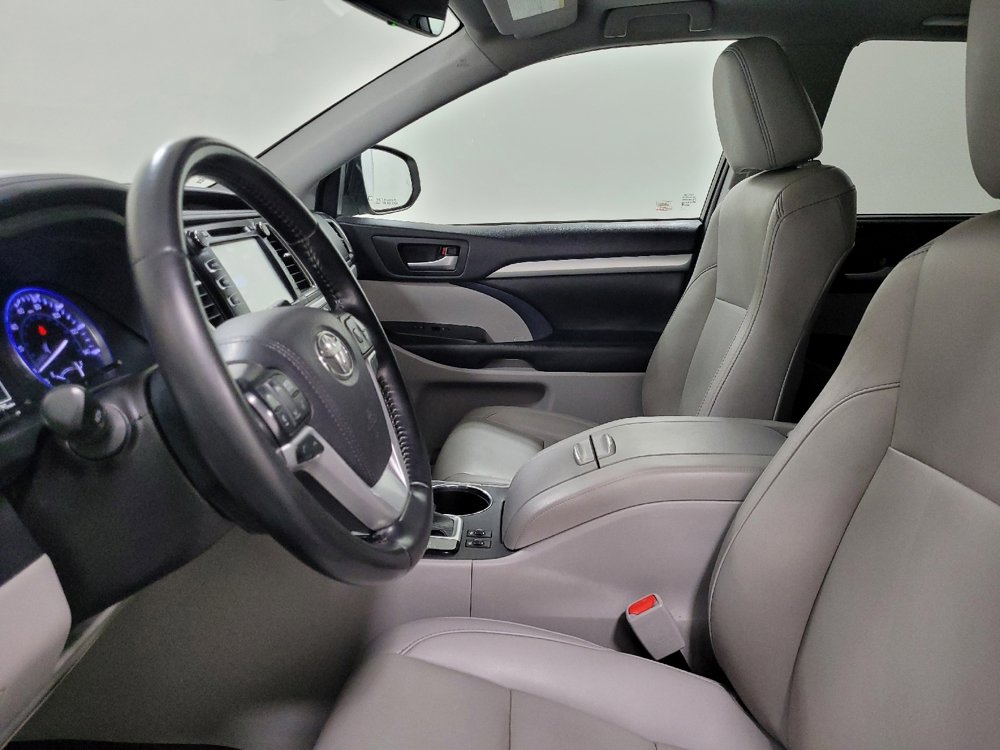Used 2019 Toyota Highlander XLE image 17