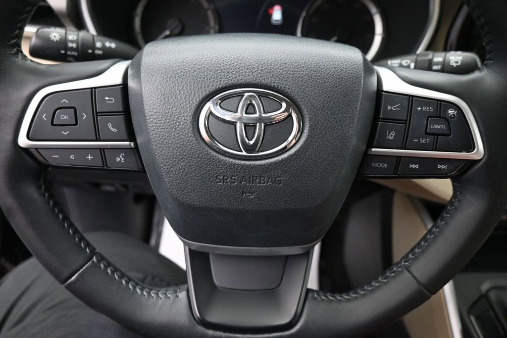 Used 2023 Toyota Highlander XLE AWD/4WD image 16