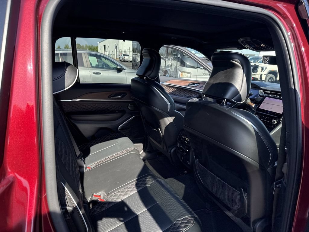 Used 2025 Jeep Grand Cherokee Summit w/ Obsidian Package AWD/4WD image 34